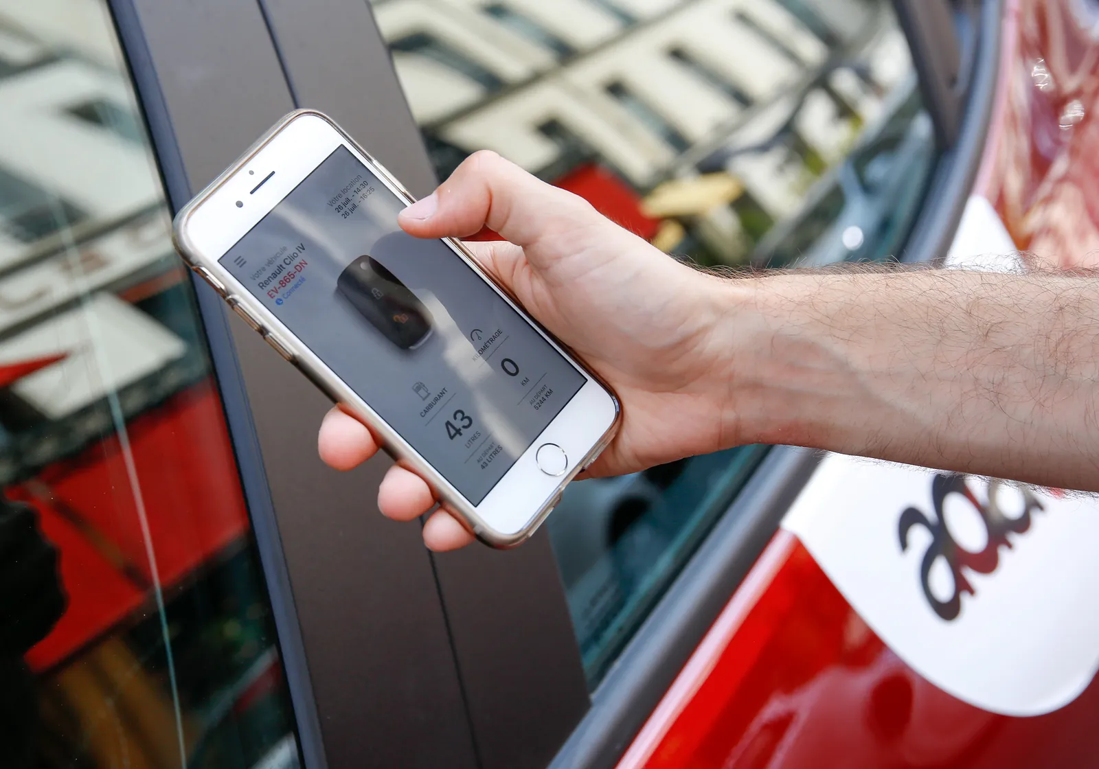 Un client déverrouille une voiture ADA avec l'application sur son smartphone, sans clé