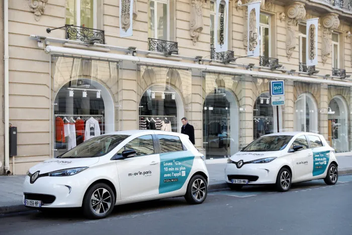 Deux Renault Zoé Moov'in Paris garées le long d'un immeuble haussmannien à Paris
